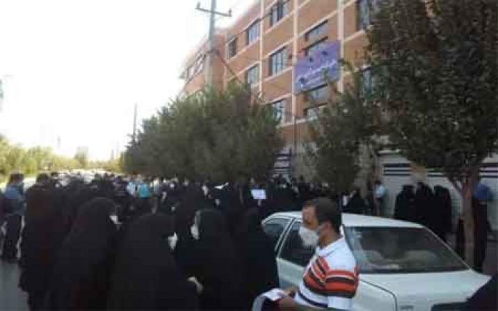 اعتراض فرهنگیان قمی به عدم اعمال قانون رتبه بندی اعتراض فرهنگیان قمی به عدم اعمال قانون رتبه بندی